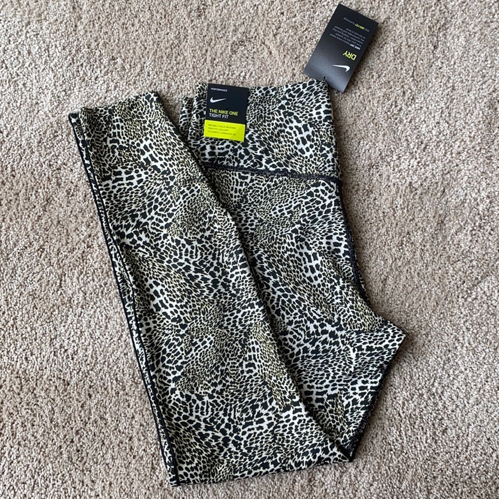 NEW NIKE The Nike One Tight Fit